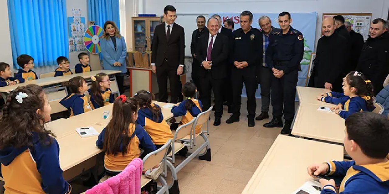 Artvin'de öğrenciler karnelerini aldı