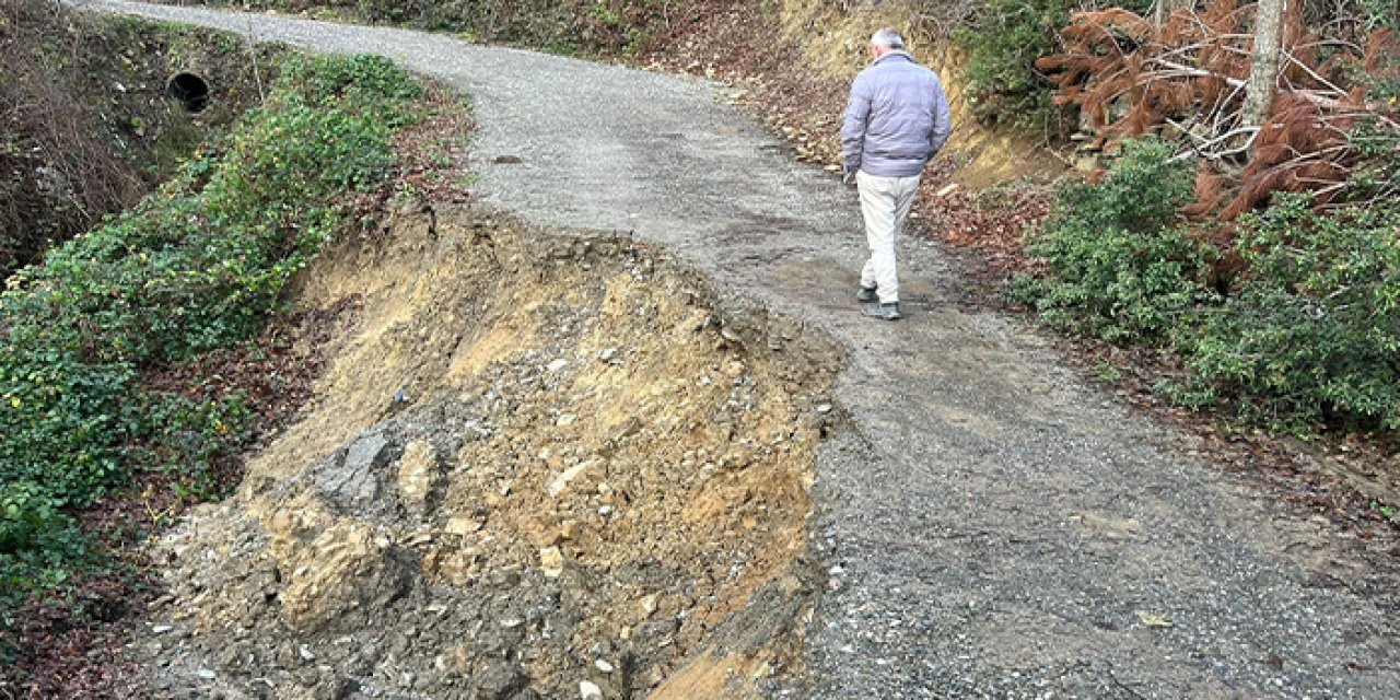 Samsun'da toprak kayması: Yol ulaşıma kapandı