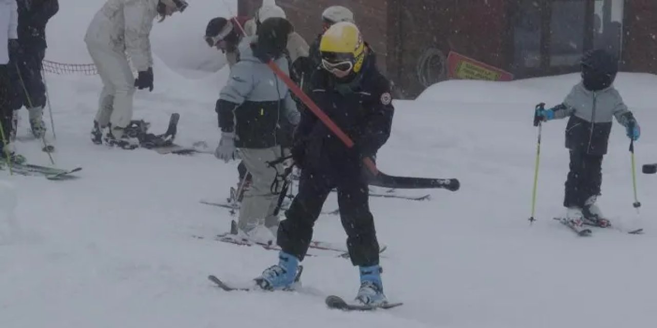 Artvin Atabarı Kayak Merkezi’ne akın ettiler! Kışın tadını çıkarıyorlar