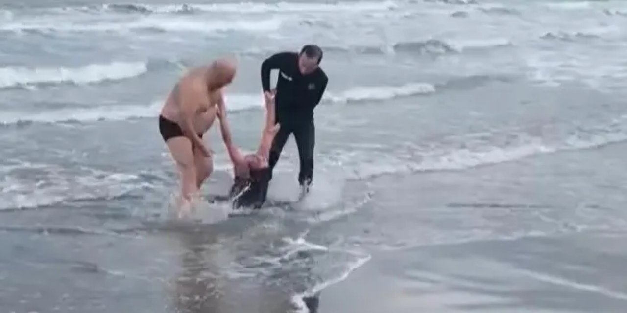 Samsun’da intihara kalkıştı! Denize atlayan kadını polis kurtardı