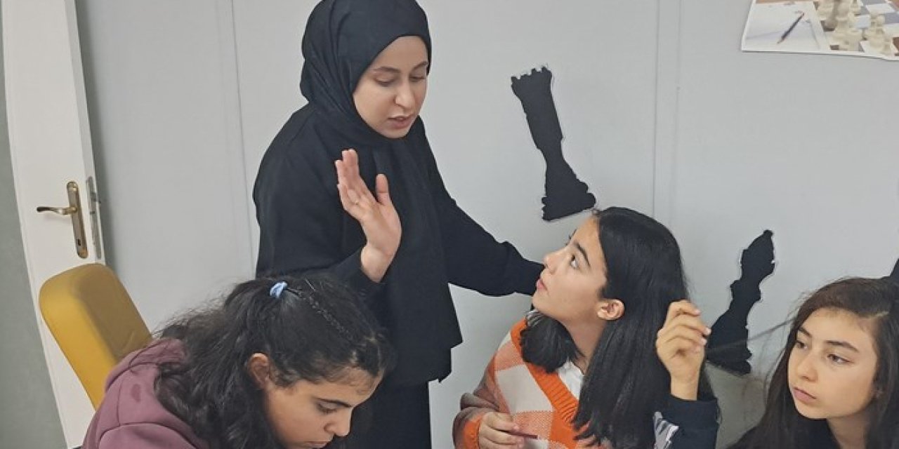 Ardanuç Gençlik Merkezi'nde öğrencilere yönelik eğitsel oyunlar düzenleniyor