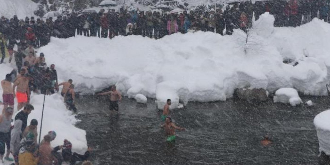 Rize'de buz gibi suda 'Yüzme Şenliği'
