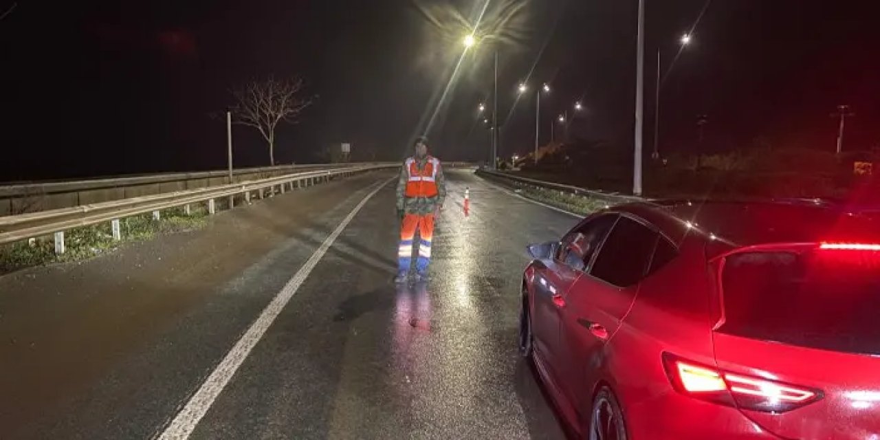 Artvin’de heyelanlı bölge çamurla doldu! Trafik yine aksadı