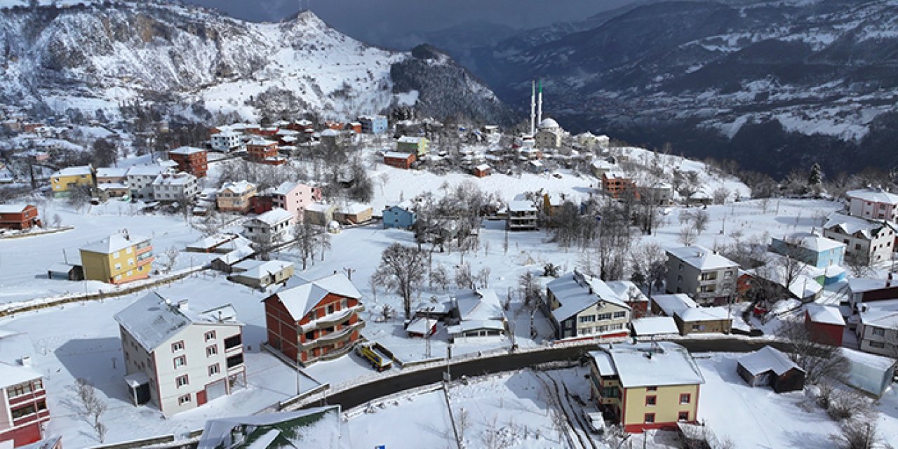 Trabzon’un zirveleri beyaza büründü: Düzköy’de kartpostallık manzaralar