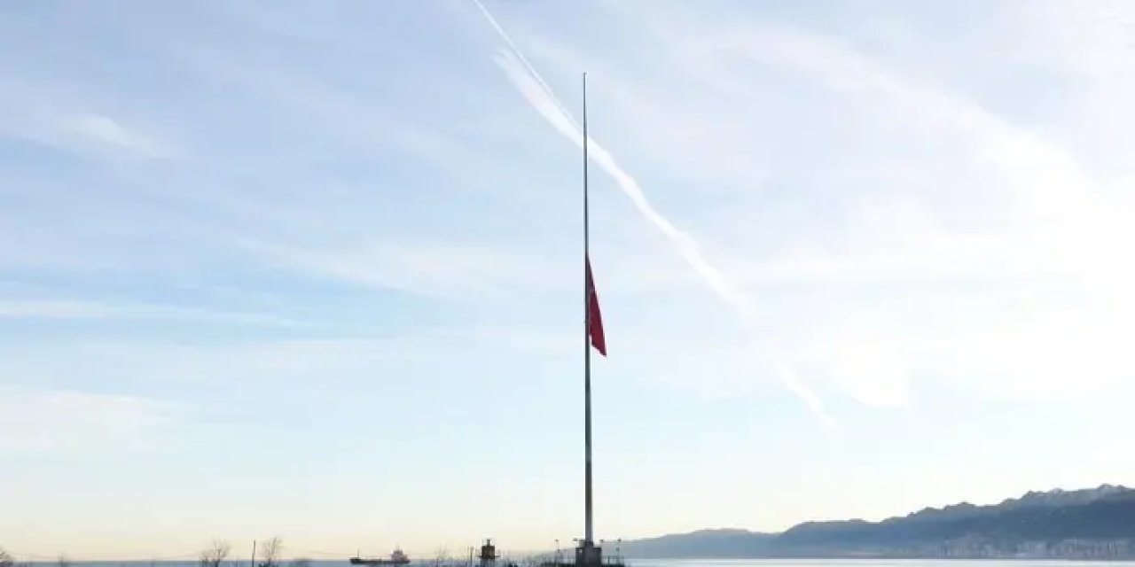 Rize’de bayraklar Mili Yas için yarıya indirildi