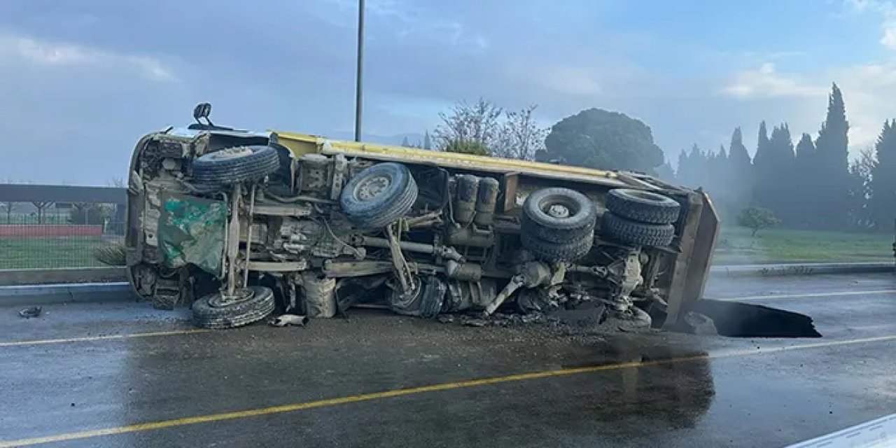 Balıkesir'de yol çöktü! Kamyon devrildi