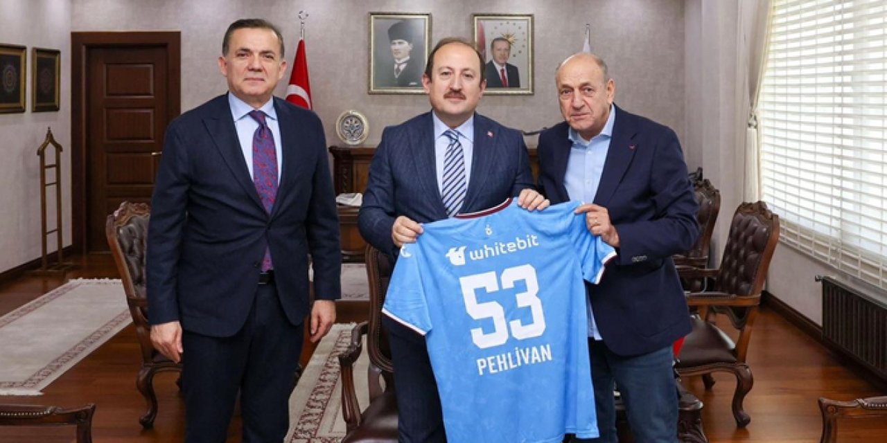 Mersin'in Rizeli valisine Trabzonspor forması