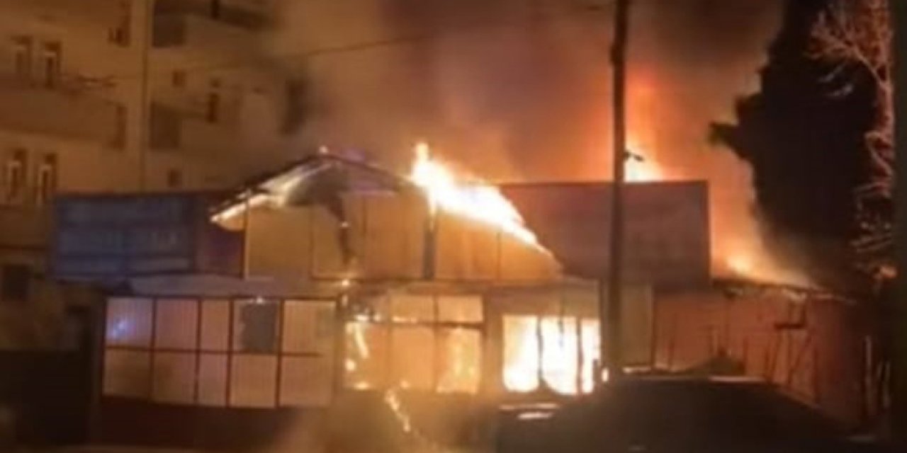 Vezirköprü’de Araç Tamirhanesinde Çıkan Yangın Kısa Sürede Söndürüldü