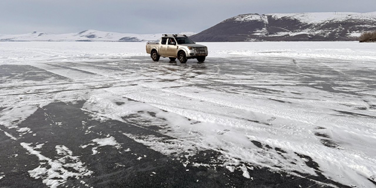 Çıldır Gölü dondu! Arazi aracıyla üzerinde sürüş yaptı