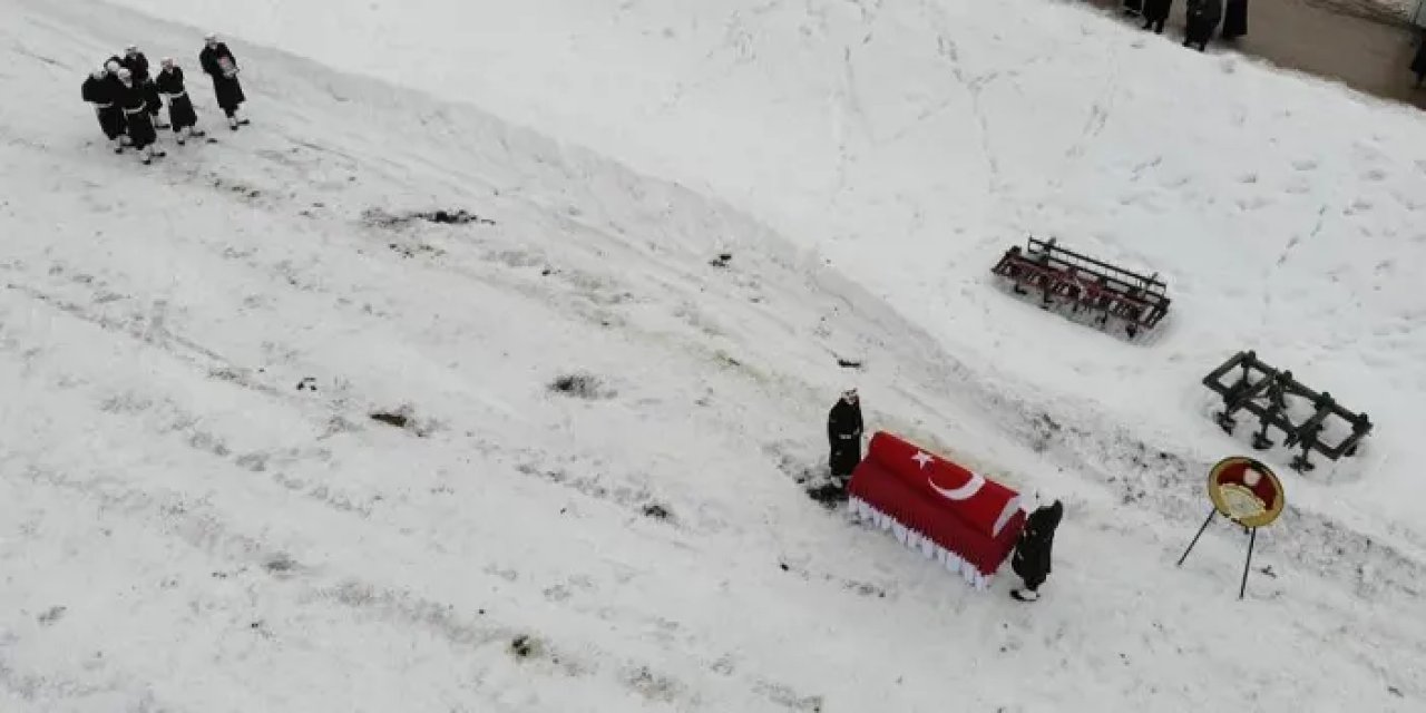 Bayburt’ta Kıbrıs Gazisi Yarar son yolculuğuna uğurlandı! “İçime acıyı atıp gittiler”