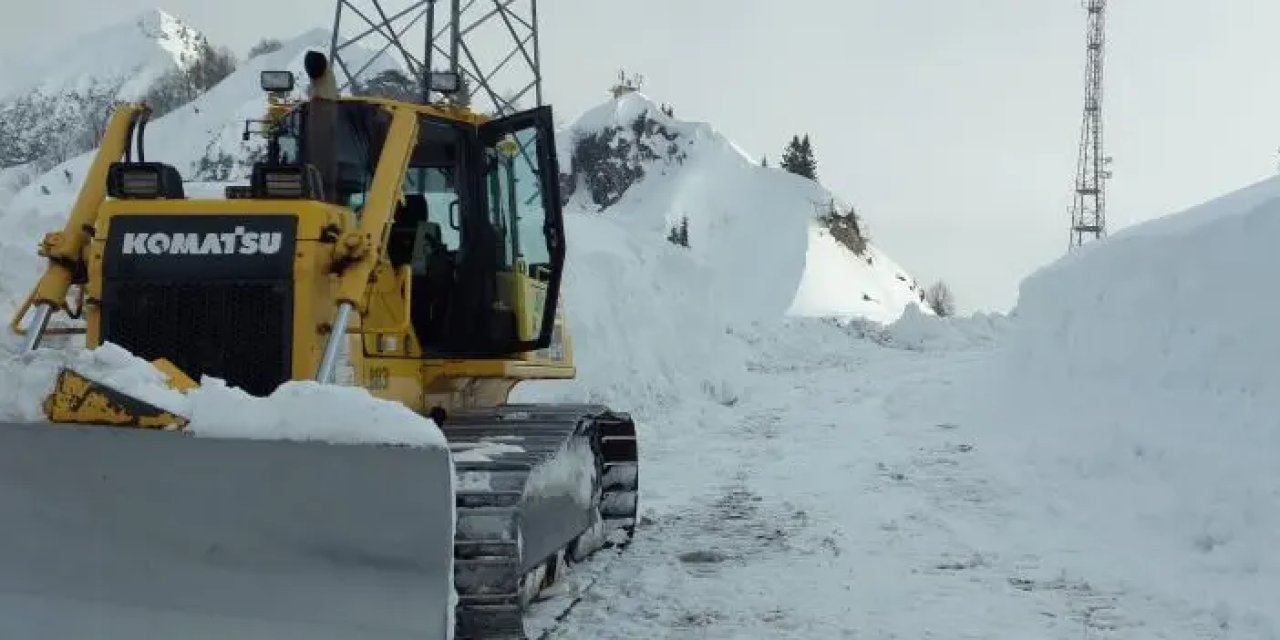 Artvin'in Macahel Geçidi'nde kar çilesi! 6-7 metreye ulaştı