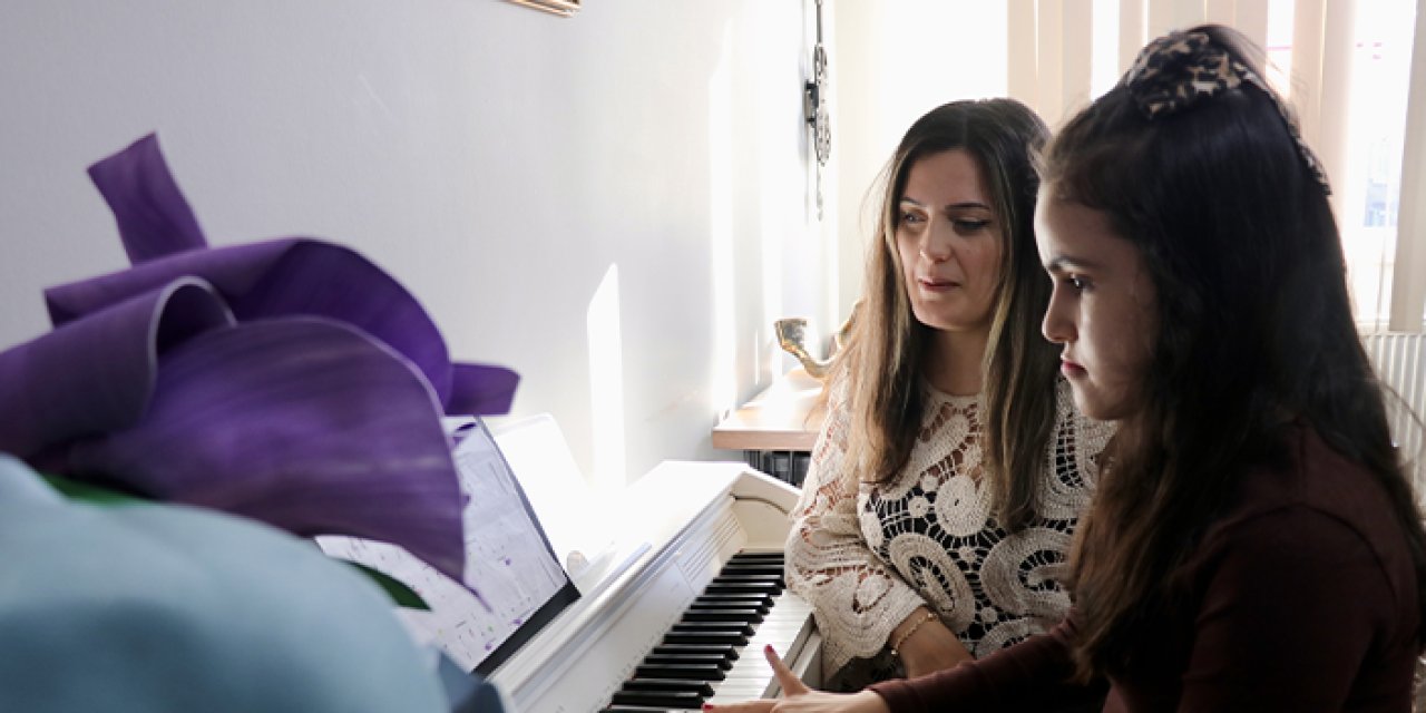 Trabzon'da otizmli Hira renklerle piyano çalmayı öğrendi
