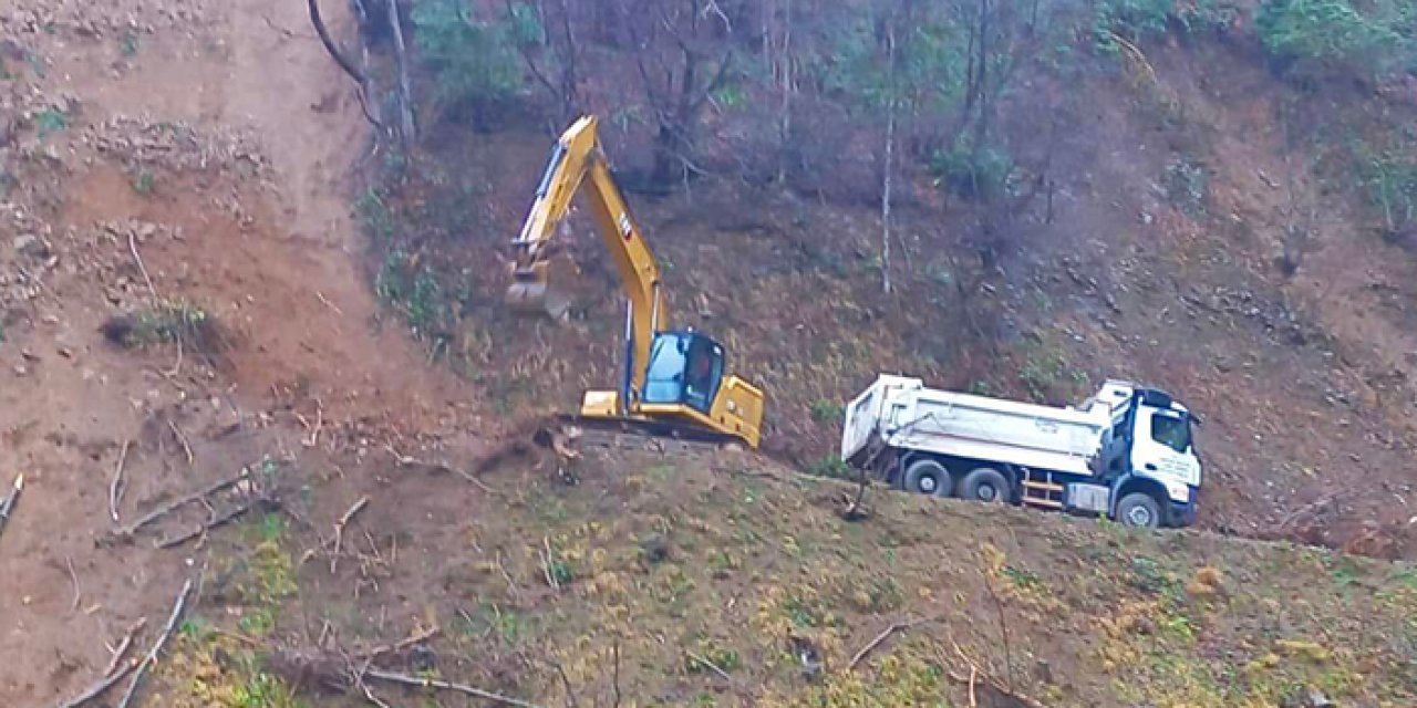 Giresun'da heyelan! Köy yolu kapandı