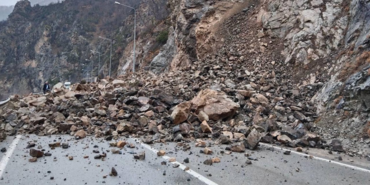Gümüşhane'de korku dolu anlar! Dev kayalar yolu kapattı