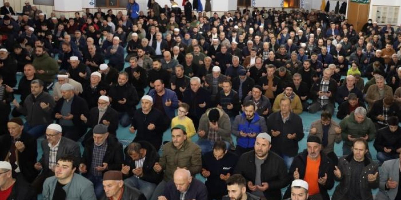 Miraç Kandili'nde vatandaşlar camilere akın etti