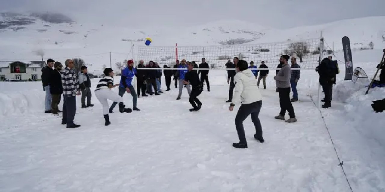 Gümüşhane’de kar voleybolu geleneği sürdürüldü! 32 yıldır devam ediliyor