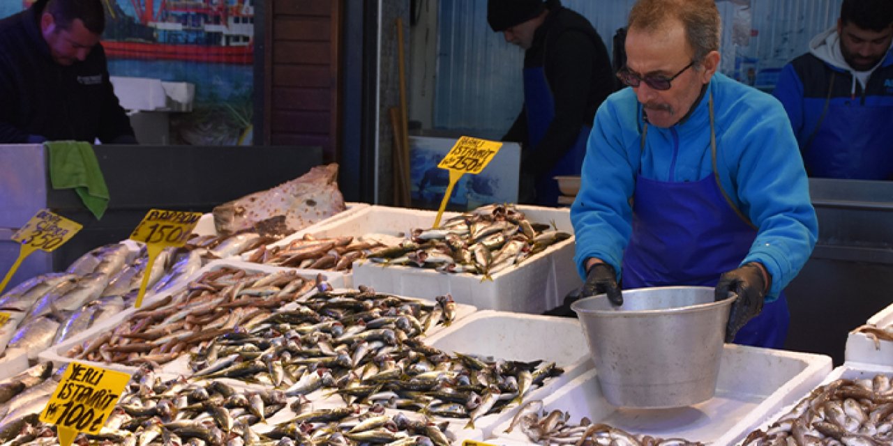 Trabzon’da tezgahlar şenlendi: Mezgit ve istavrit ilgi odağı oldu!