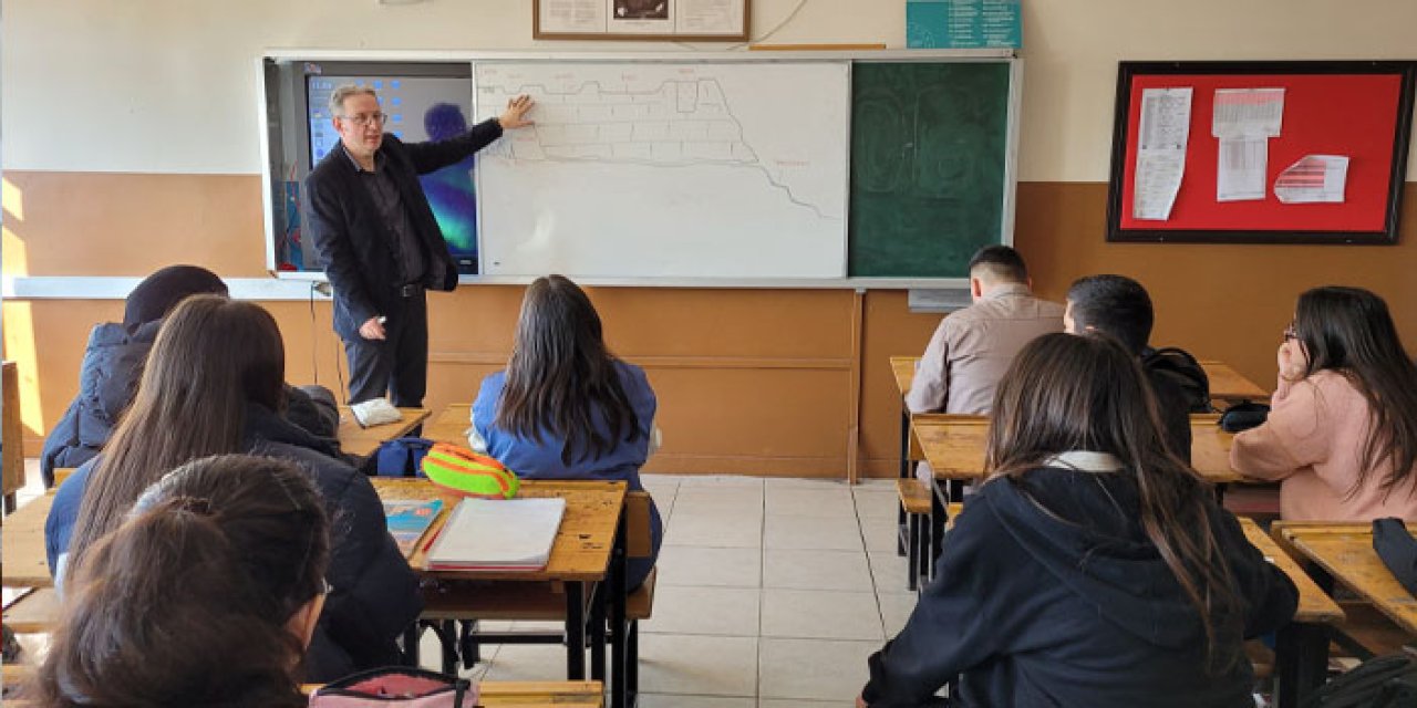 Samsun'da mezun olduğu okulun tarihini belgeselle geleceğe taşıdı!