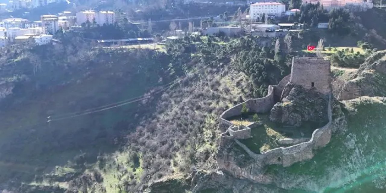 Artvin Kalesi’nin surlarında Türk Bayrağı yeniden dalgalanıyor!