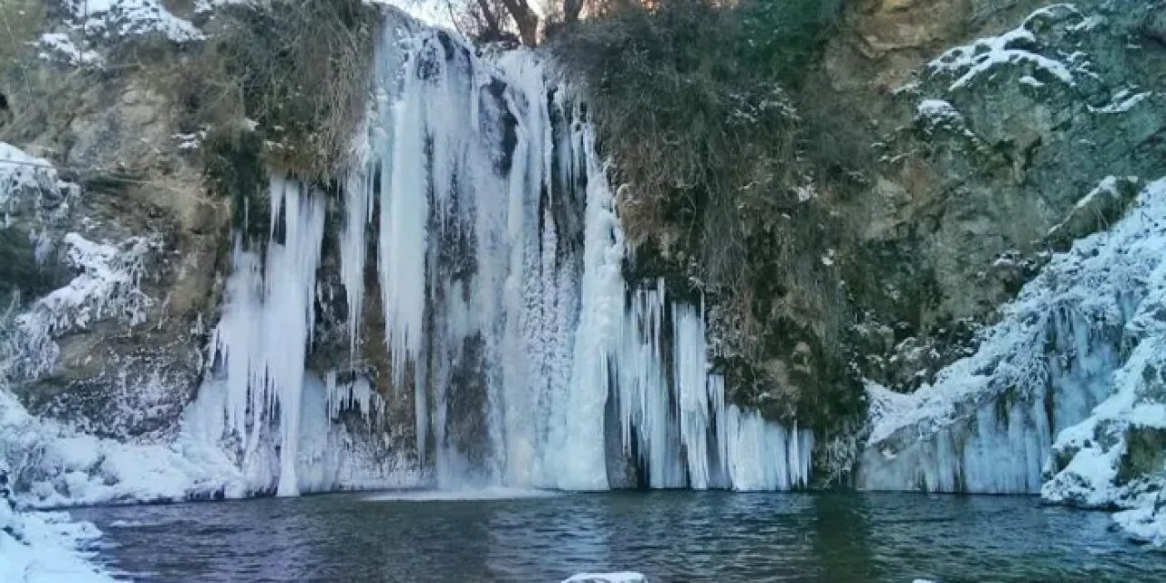 Bayburt’ta Sırakayalar Şelalesi buz sarkıtları ile büyülüyor