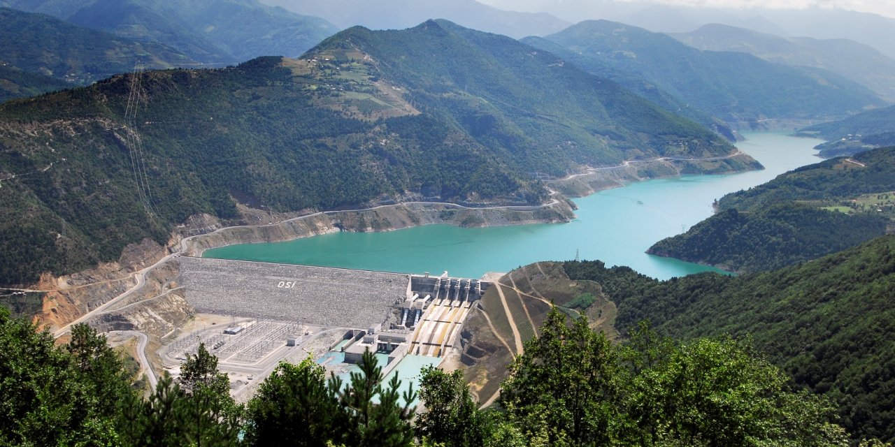 Beşibiryerde mavi gerdanlıklarla Artvin Aydınlanıyor