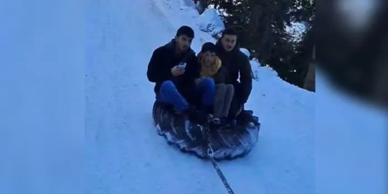 Artvinli gençlerden şambrelle kayak keyfi!