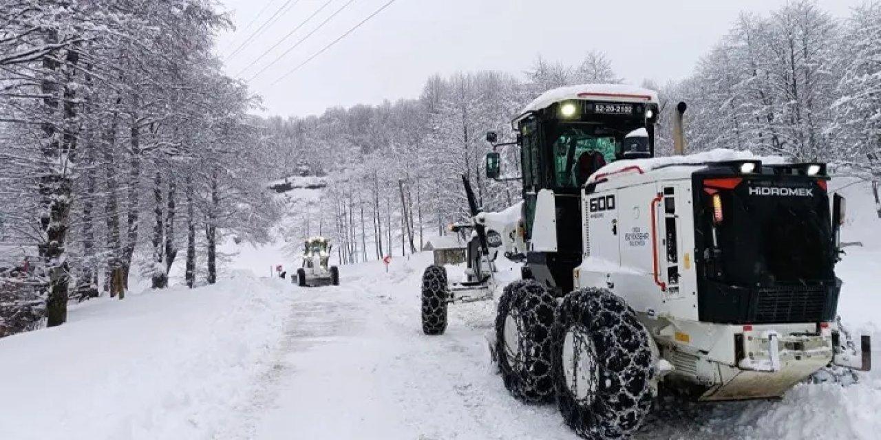 Ordu’da kardan kapanan yollarda çalışmalar sürüyor! 456 yoldan 342’si açıldı
