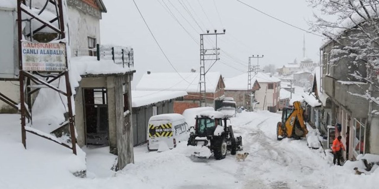 Samsun'da karla mücadele çalışmaları devam ediyor