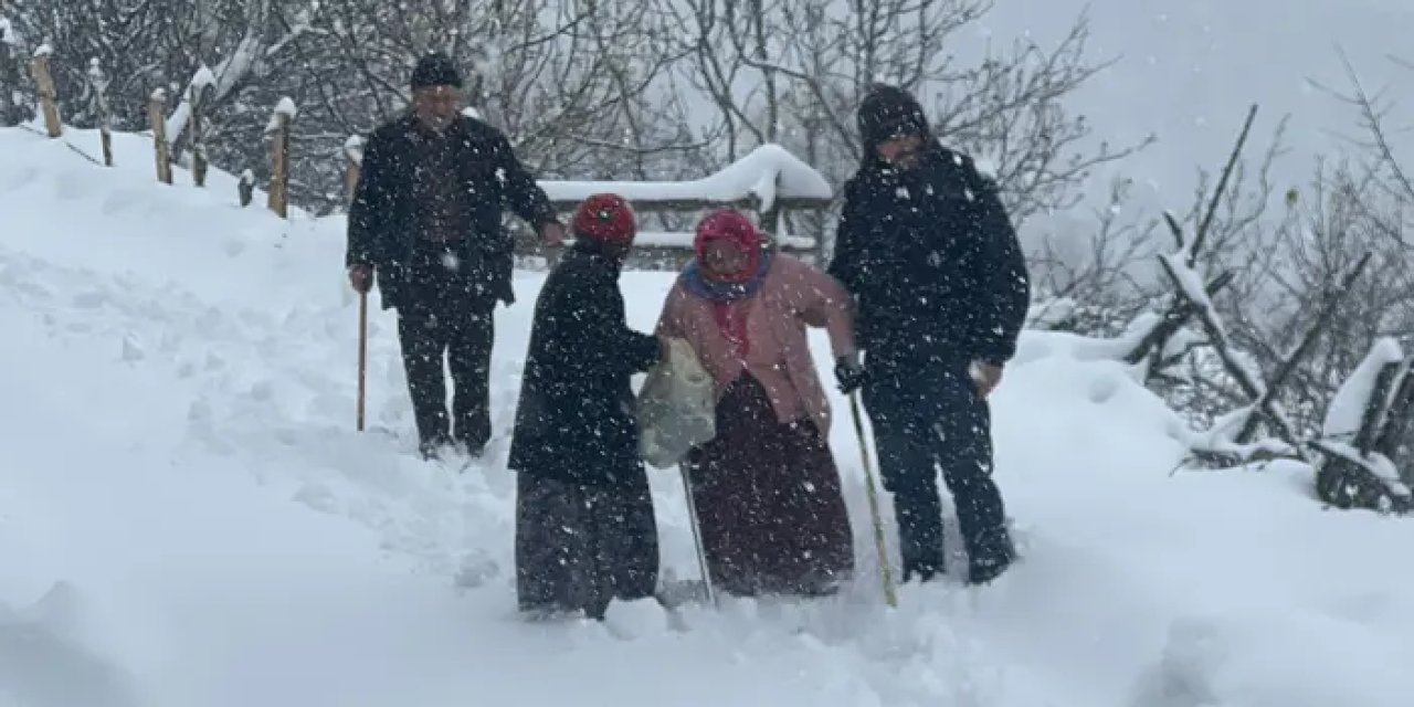 Samsun’da kardan hastaneye gidemeyen kadının imdadına yetişildi!