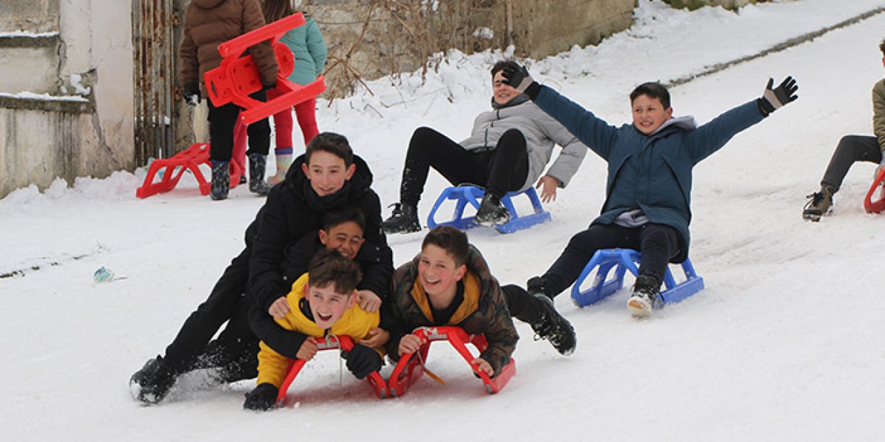 Samsun'da çocukların kar keyfi! Kızaklarla eğlendiler