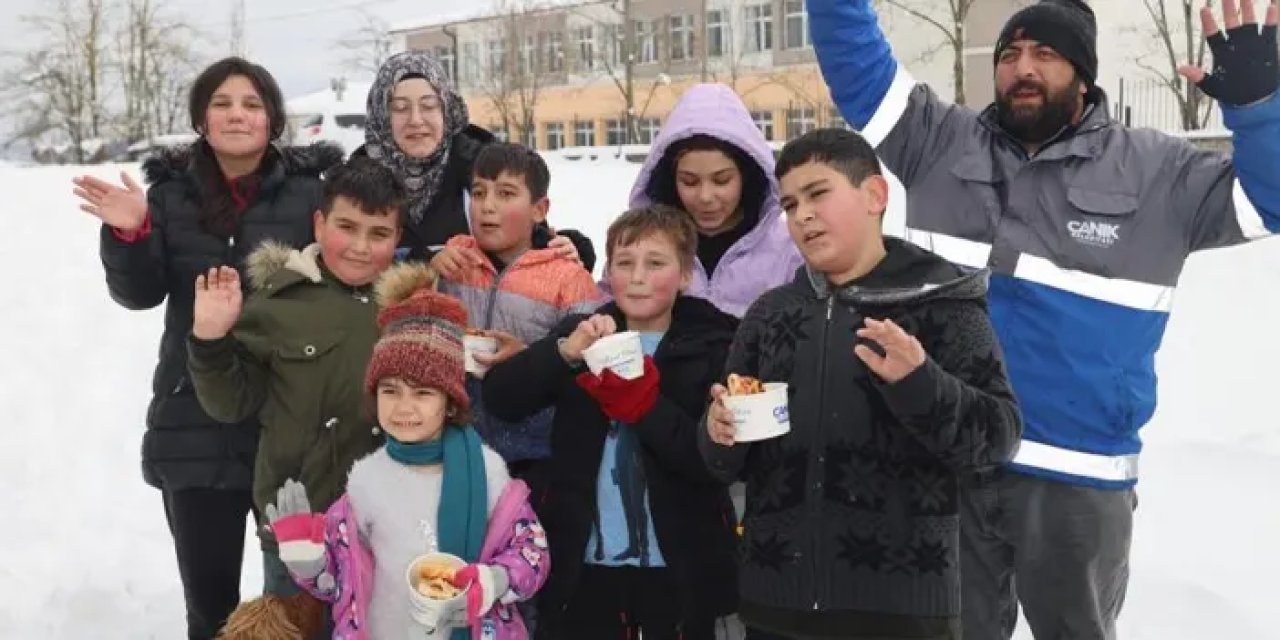 Samsun’da kar topu oynayan çocuklara pizza sürprizi