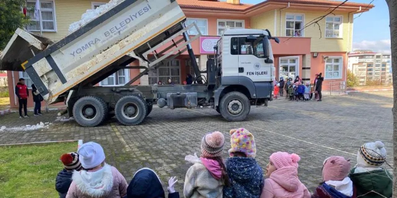 Trabzon’da anaokulu öğrencileri için kamyonla kar sürprizi!