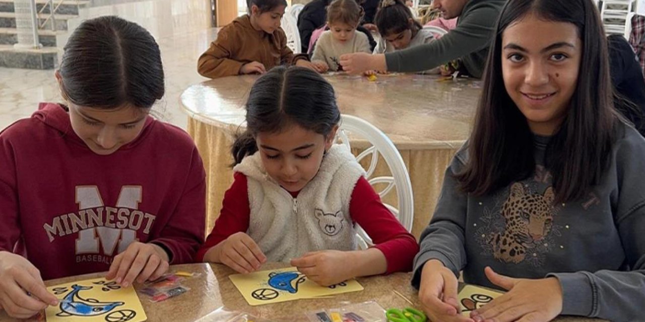 Bayburt'ta çocuklara renkli etkinlik: Kum boyama yaptılar!