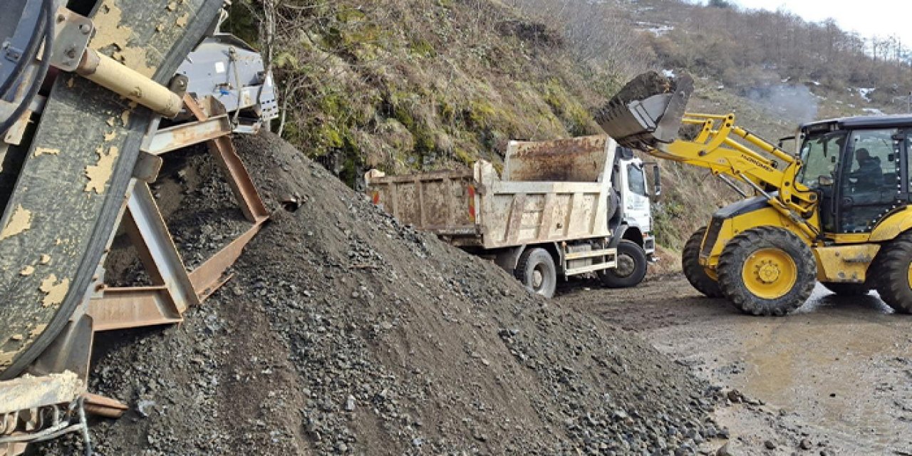 Giresun’da heyelan kayaları yol çalışmalarında kullanılıyor