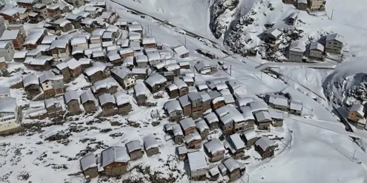 Artvin’de ahşap evlerden büyüleyen kar manzaraları!