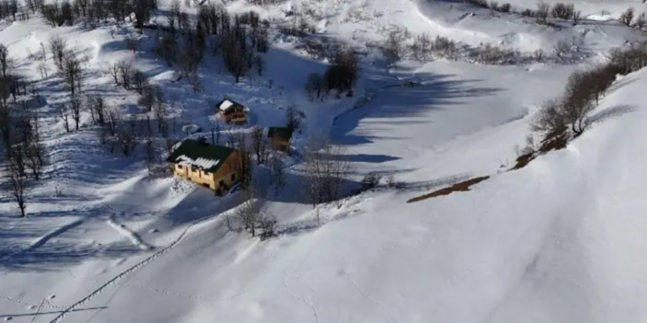 Artvin’in Maden Köyü’nün ahşap evleri kar ile buluştu!