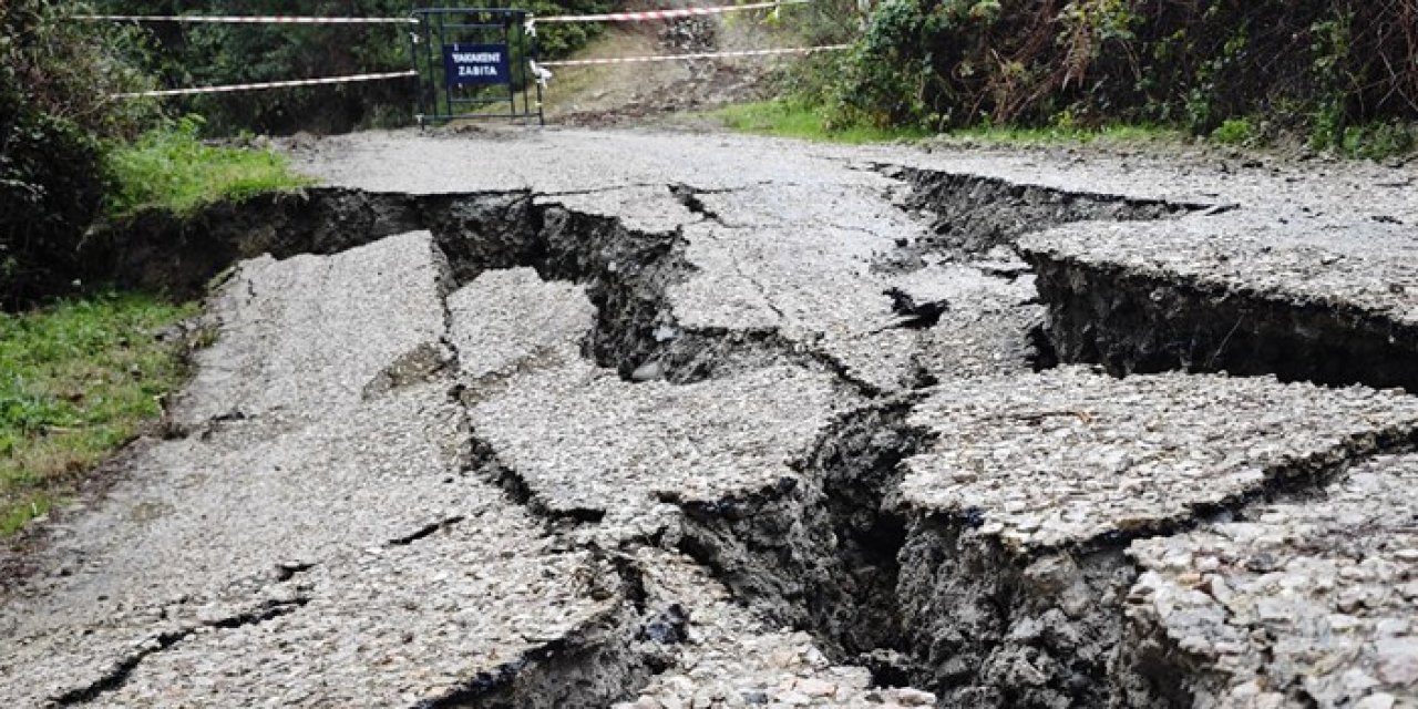 Samsun'da sağanak nedeniyle yol çöktü