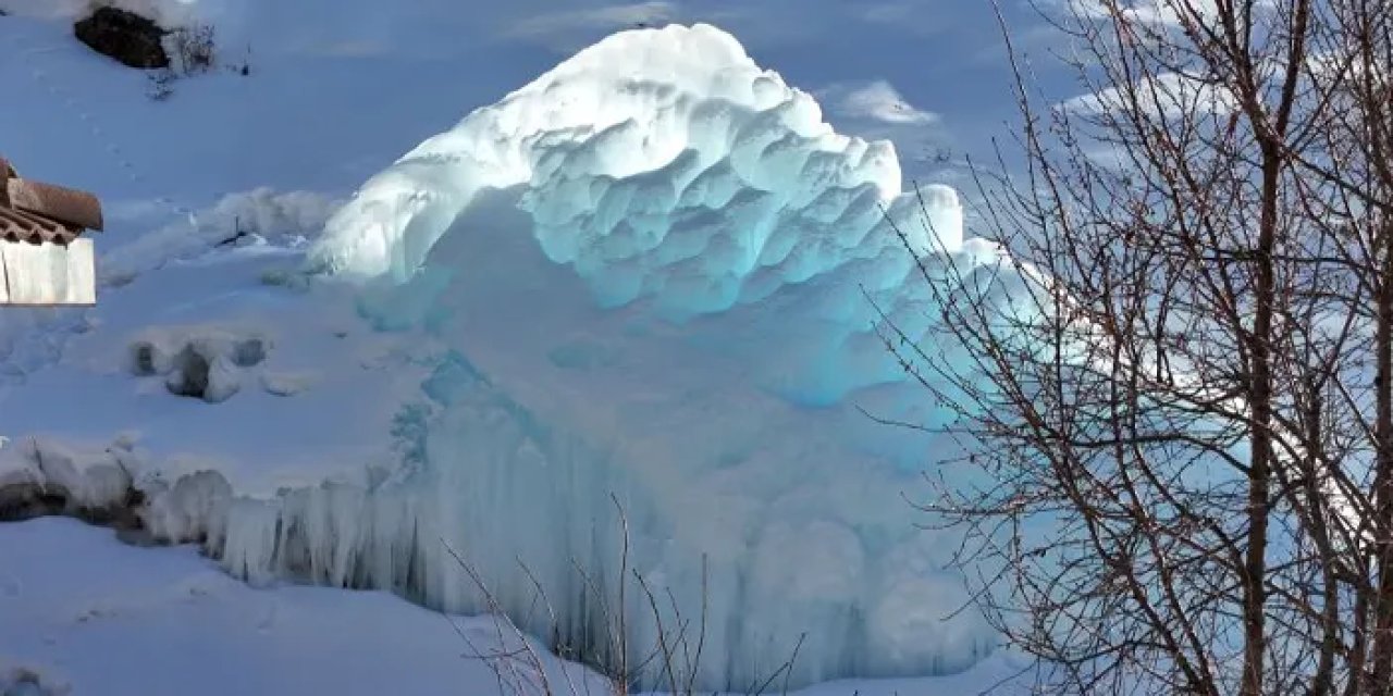 Bayburt’ta borudan sızan su damlaları buzdan kale oldu!