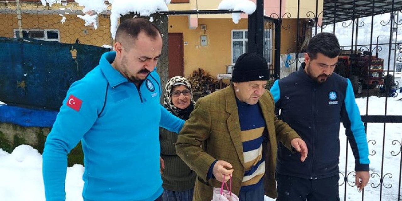 Samsun'da kar yağışında hastaneye gidememişti! Ekipler imdadına yetişti
