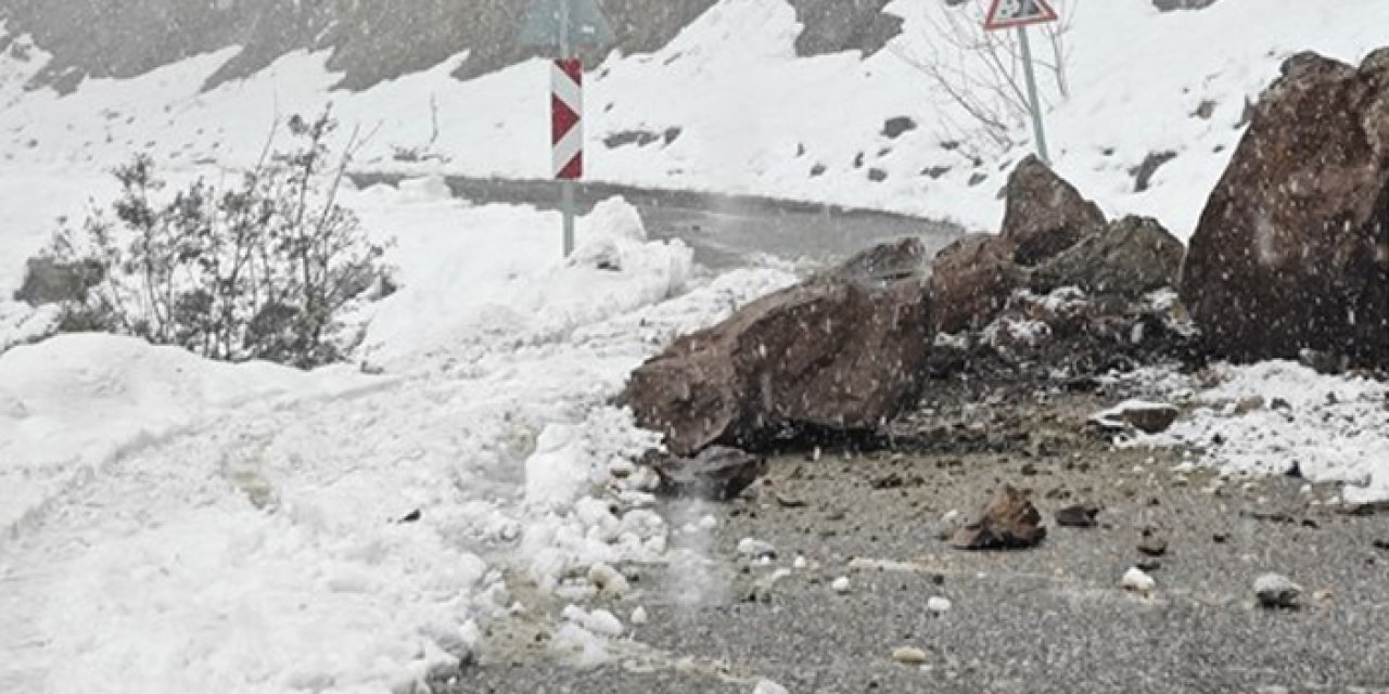 Samsun'da sağanak nedeniyle kara yoluna kaya parçaları düştü