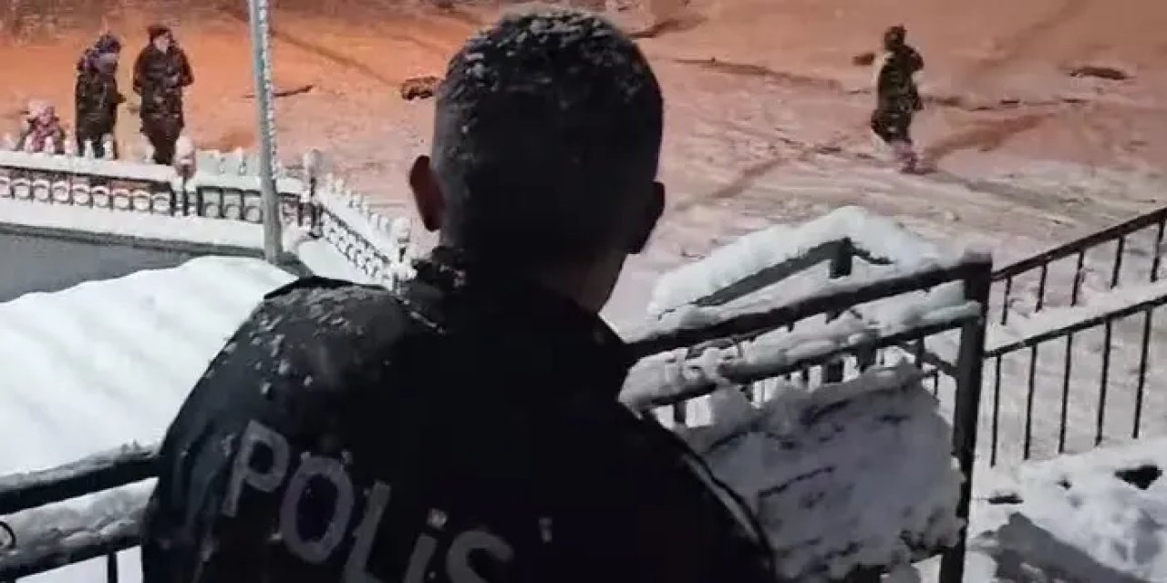 Ordu’da polis ekiplerinden çocuklara kar topu sürprizi!