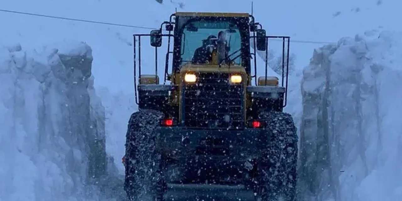 Bayburt’ta köy yoluna çığ düştü! Okul servisi kara saplandı