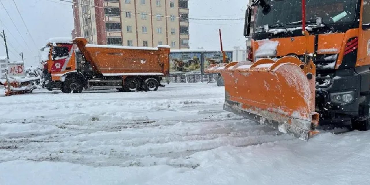Samsun Büyükşehir Belediyesi personeli karla mücadele için sahada