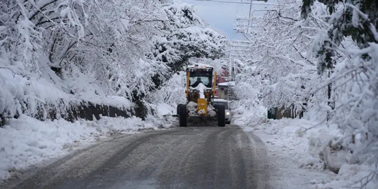 Giresun’da kar alarmı! Ekipler gece gündüz sahada