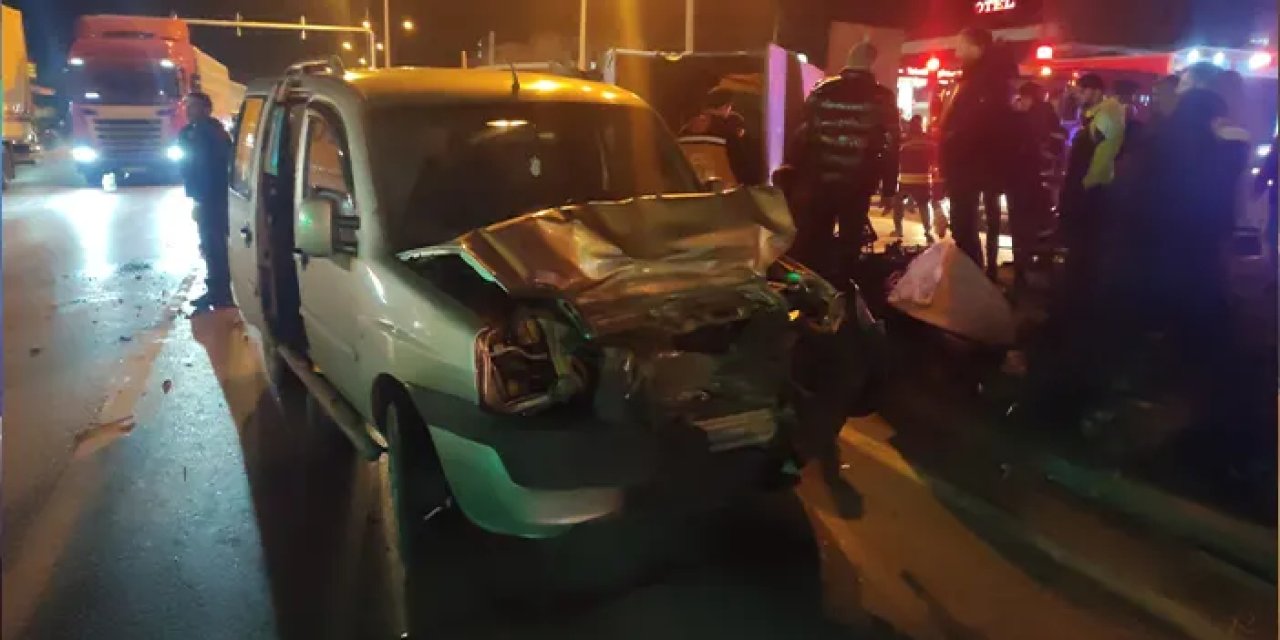 Samsun’da kavşakta feci kaza! Kamyonet devrildi, 3 kişi yaralandı