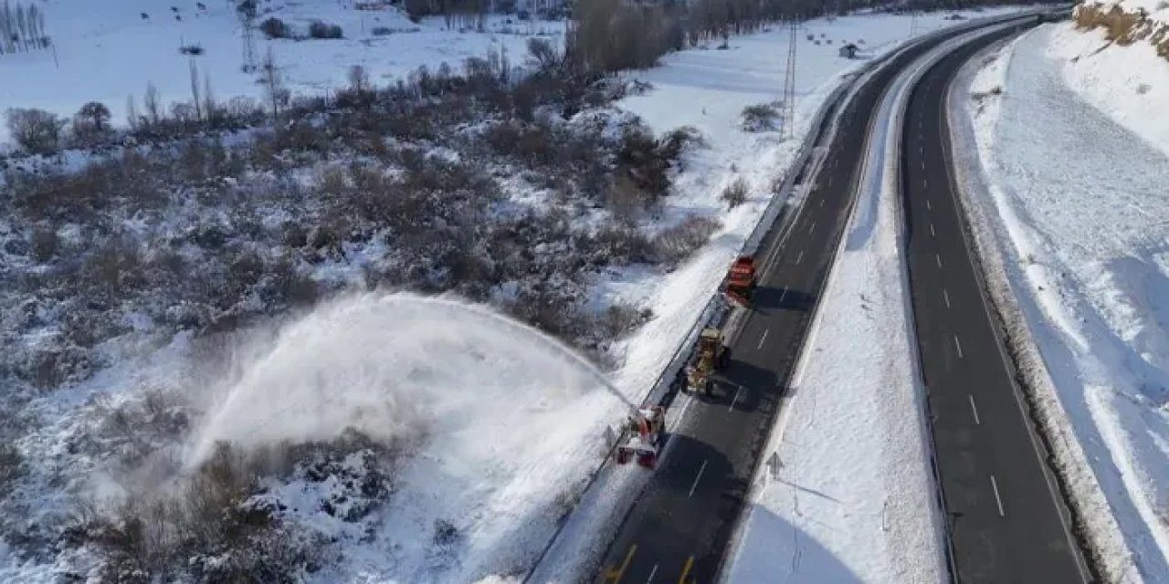 Bayburt-Gümüşhane kara yolunda ekiplerden kar temizliği!