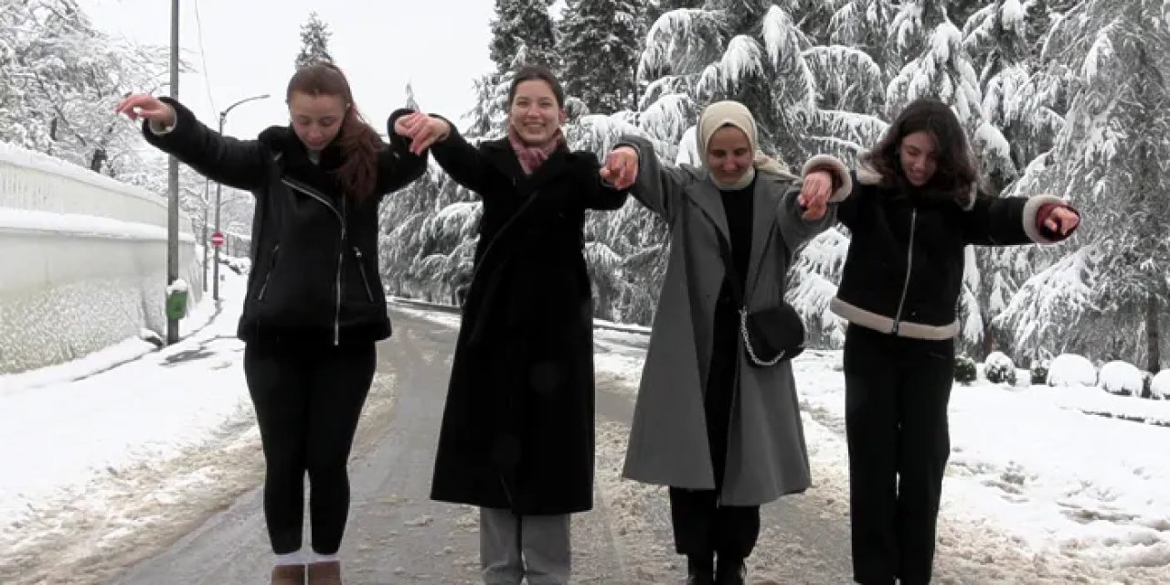 Trabzon'da kar soğuğuna horonlu çözüm! Hem keyfini çıkardılar hem de ısındılar
