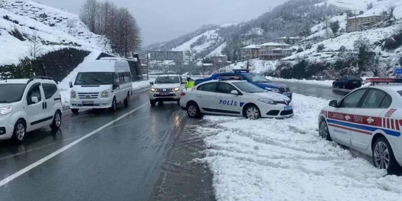 Artvin’de yoğun kar yağışı! Kara yolu ulaşıma kapandı