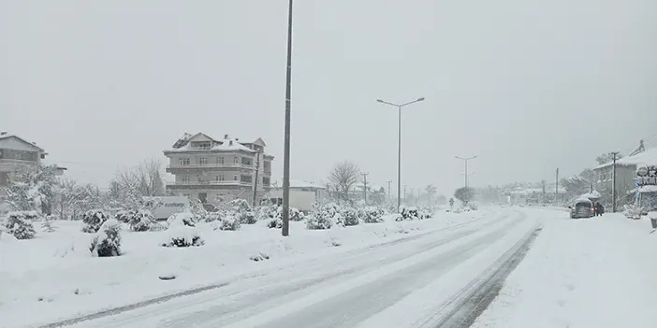 Samsun Terme’de kar esareti! Ulaşım felç oldu