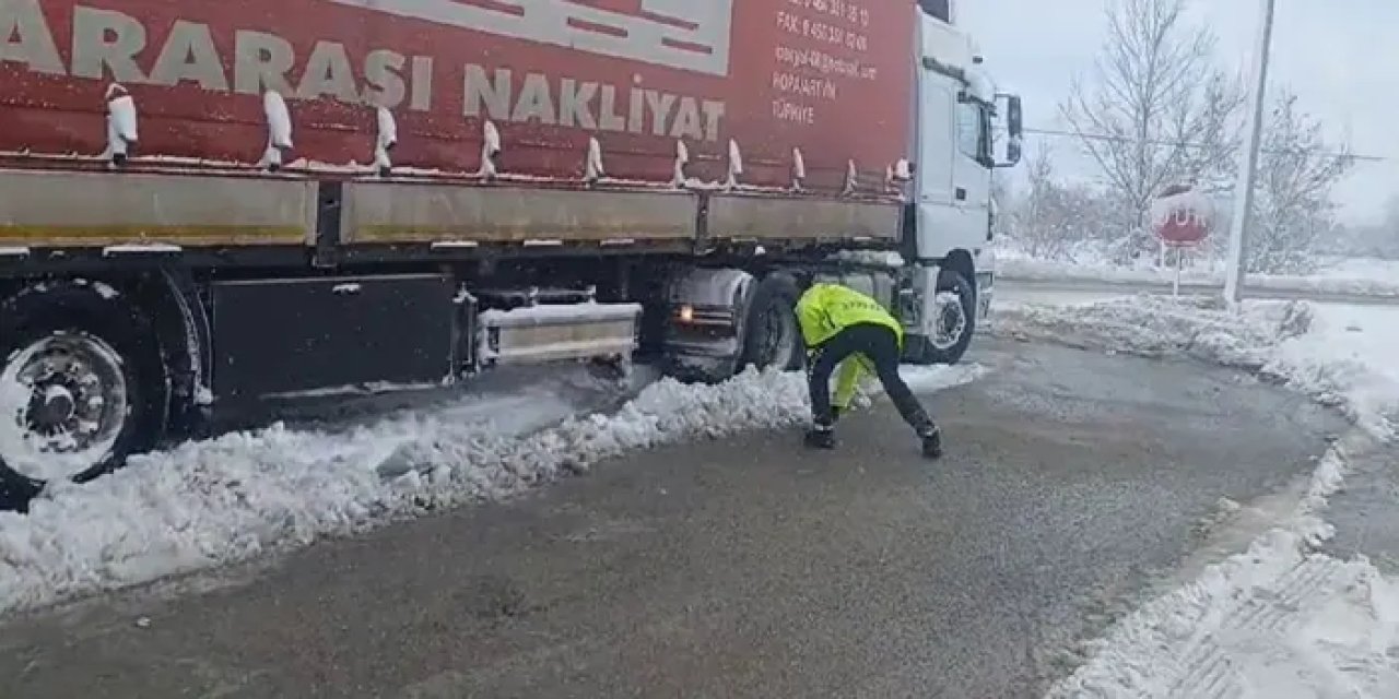 Samsun’da kar yağışı trafiği olumsuz etkiledi! Ekipler seferber oldu